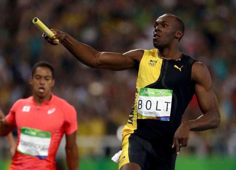 Usain Bolt cruza la meta en la carrera de 4x100 relevos