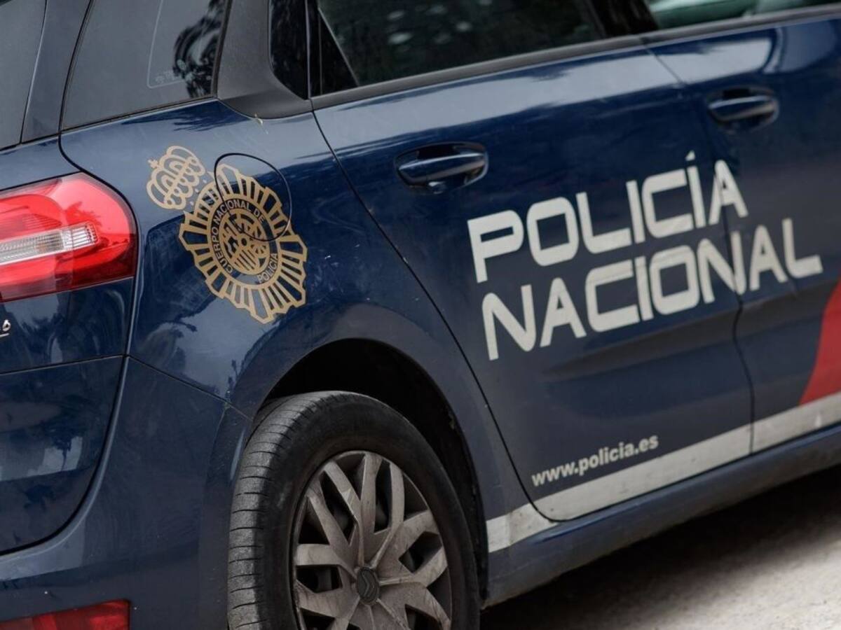 La policía nacional disuelve un botellón con varios grupos de jóvenes en València