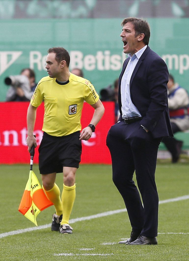 El entrenador Celta de Vigo, Eduardo Berizzo, da instrucciones a sus jugadores 