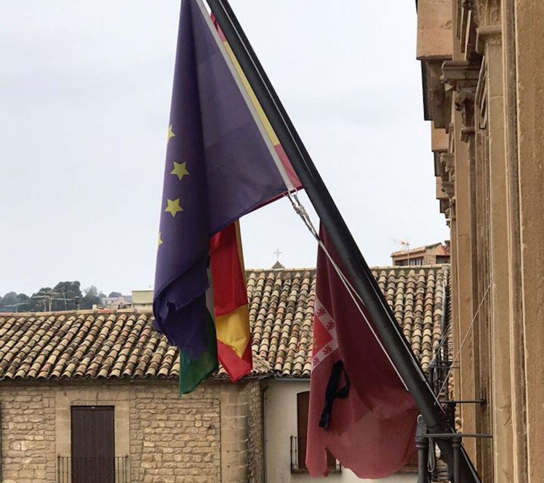 La bandera de la ciudad situada en la Casa Consistorial ondea a media asta por las víctimas del COVID-19