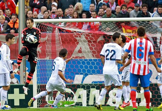 El portero del Real Madrid Diego López (2i) atrapa un balón en el partido ante el Atlético de Madrid, de la trigésima tercera jornada de liga en Primera División