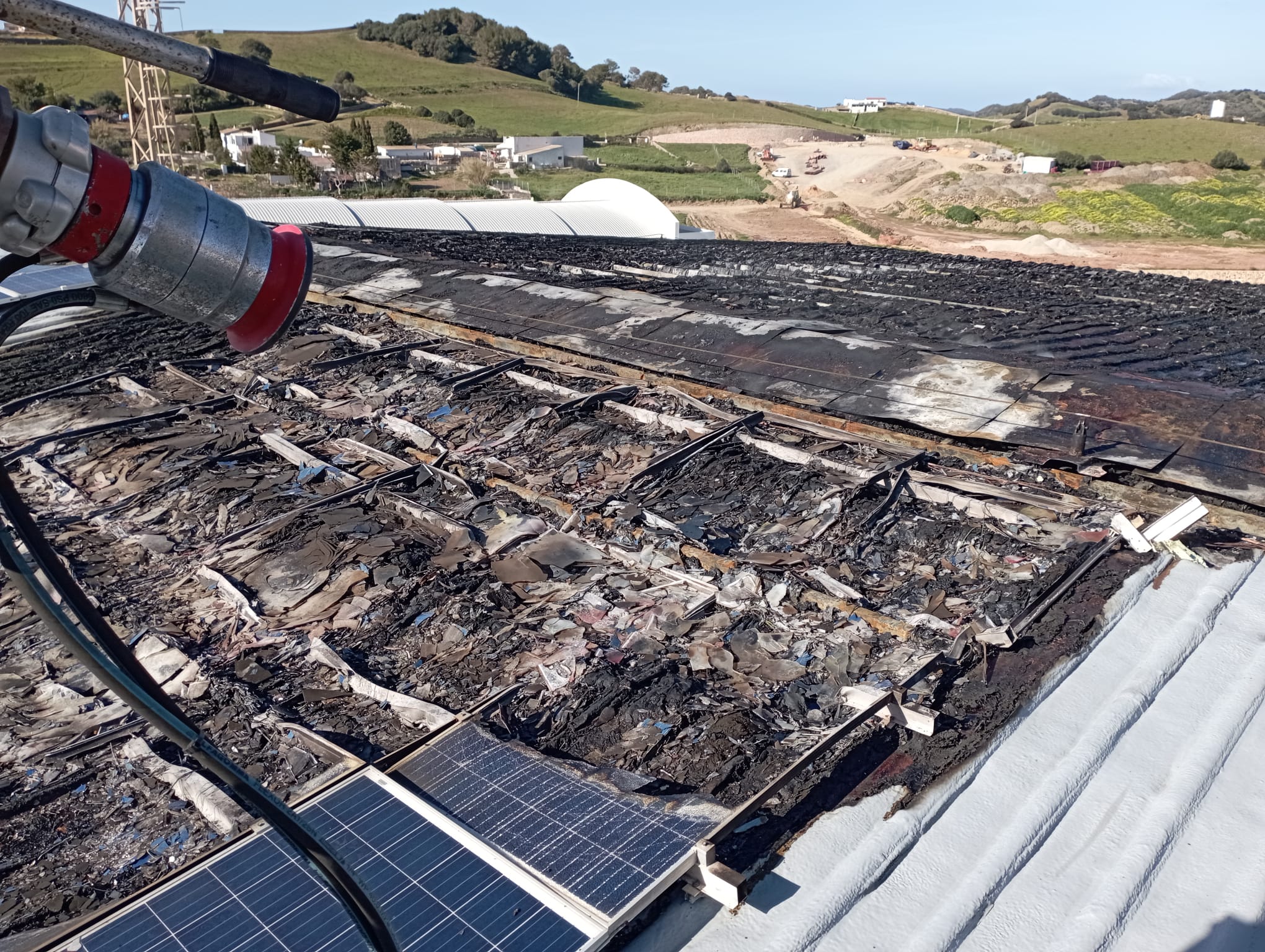 Imagen del polideportivo de Es Mercadal tras la actuación de los bomberos