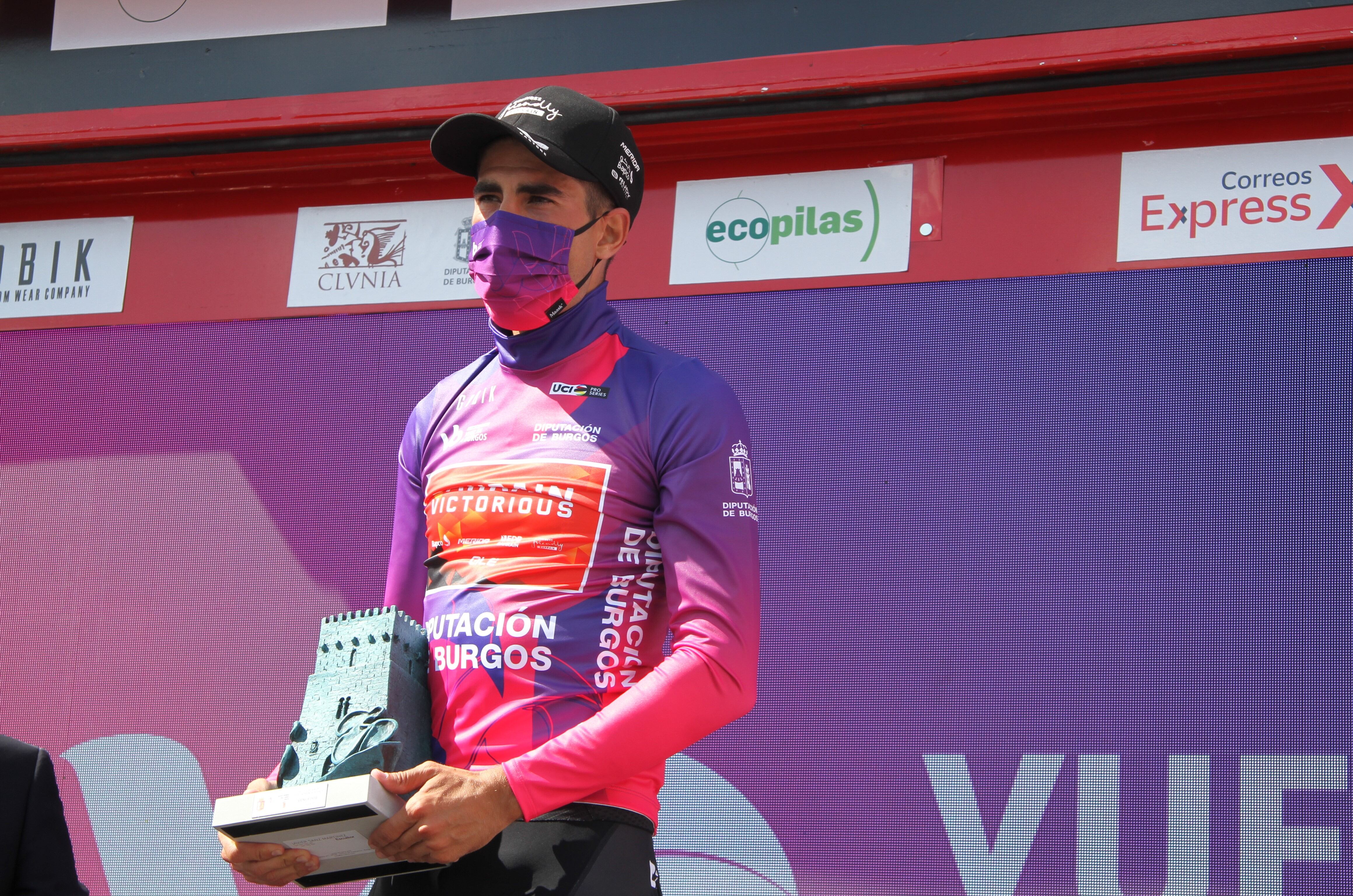 Mikel Landa en el podio final de la Vuelta a Burgos 2021, en la que se llevó la victoria. / Foto: IDJ