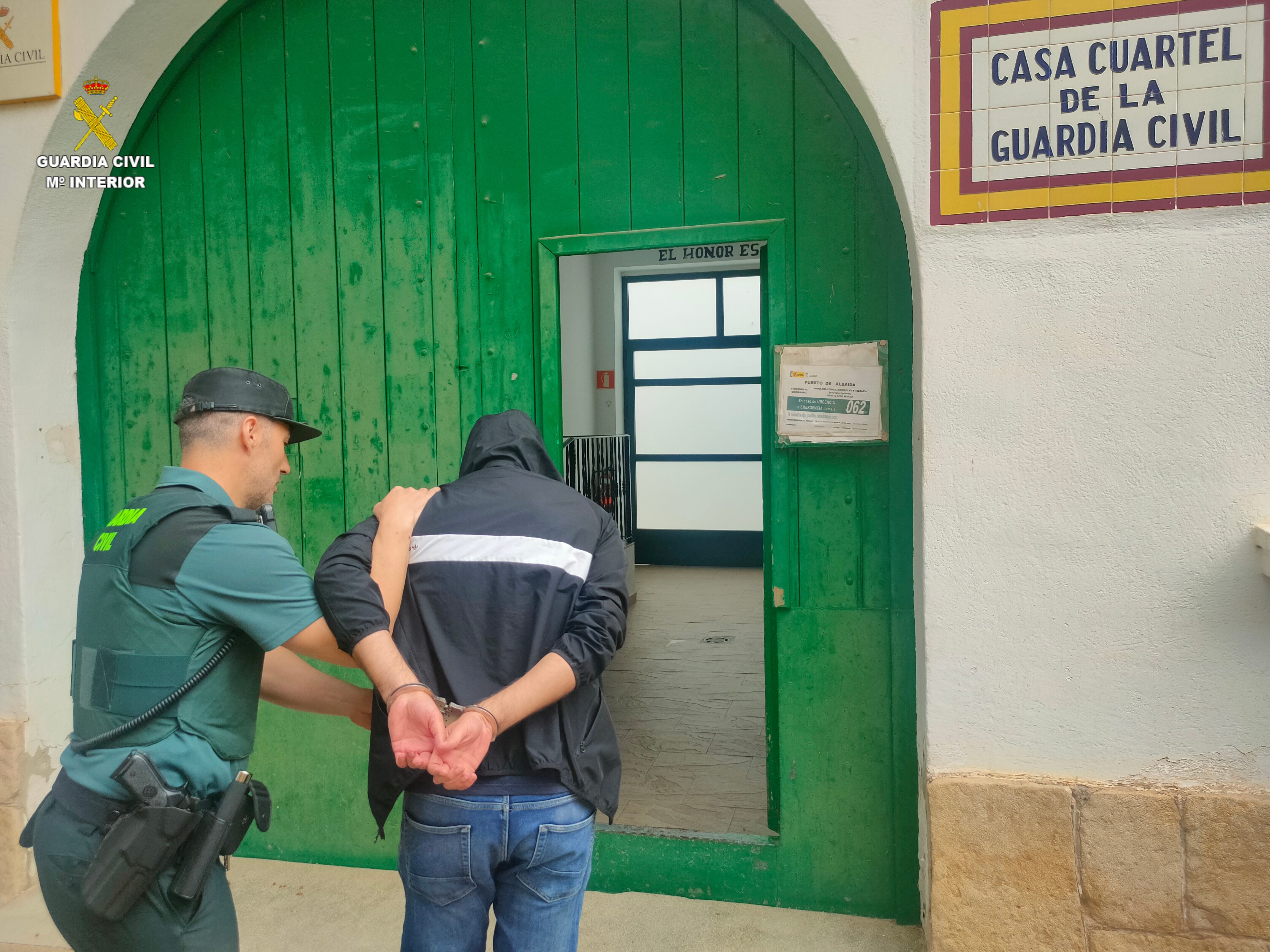 La Guardia Civil detiene a un hombre por tráfico de drogas en Albaida.