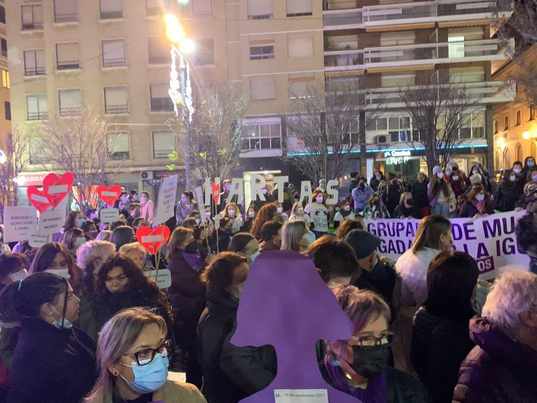 Momento de la manifestación del 25N en la Plaza de la Montañeta en Alicante