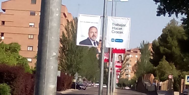 Los partidos que más presencia tienen en nuestra ciudad son PP y PSOE. Esta es una imagen tomada en la Avenida de Europa.
