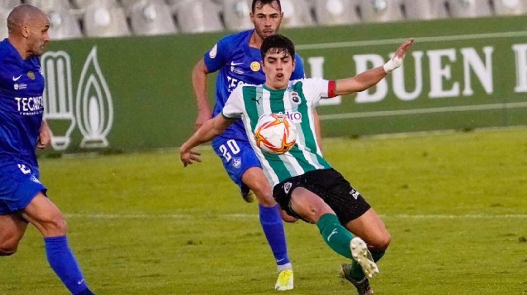 Íñigo en una de las acciones del partido contra el Sanse