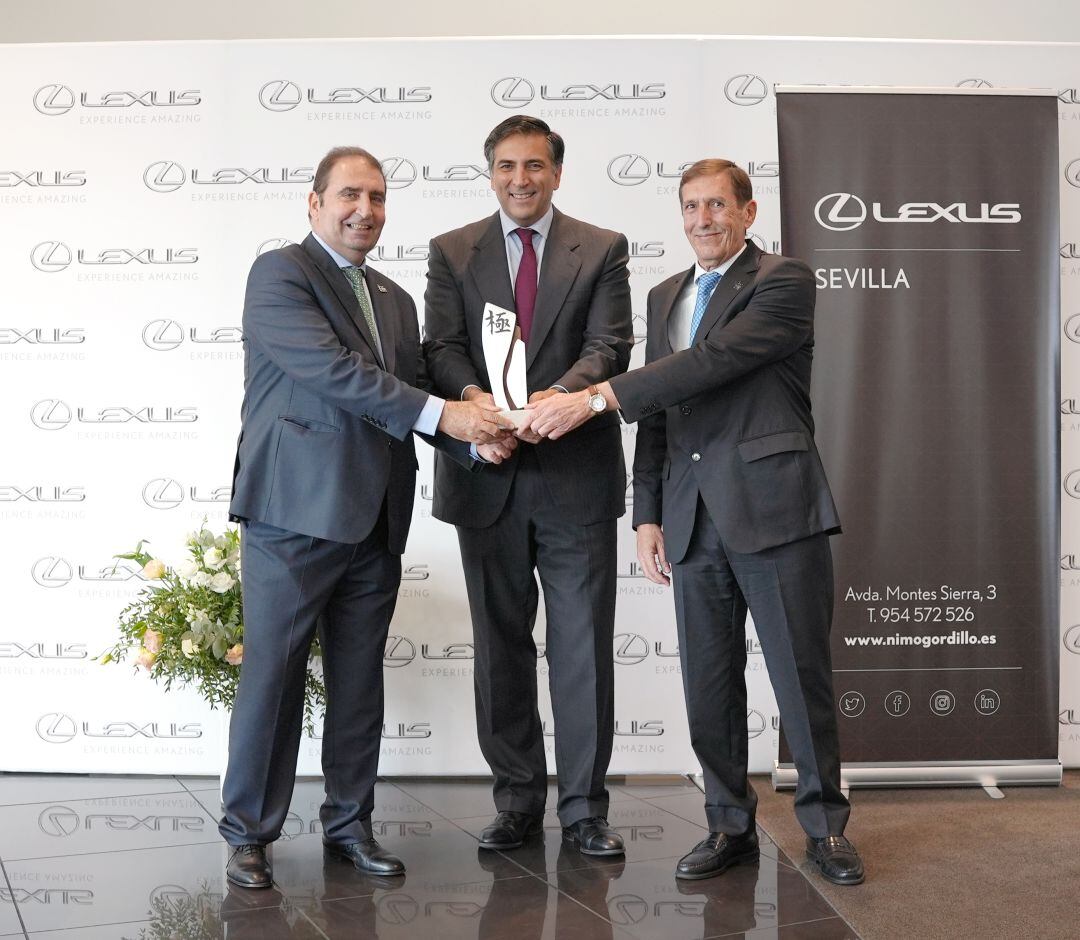 Ramón Nimo, Miguel Carsi y Joaquín Meseguer con el Premio Kiwami