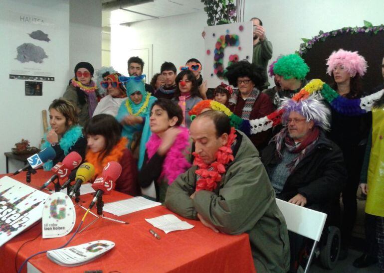 Gora Gasteiz ami,a a los ciudadanos vitorianos a un carnaval solidario y colorista