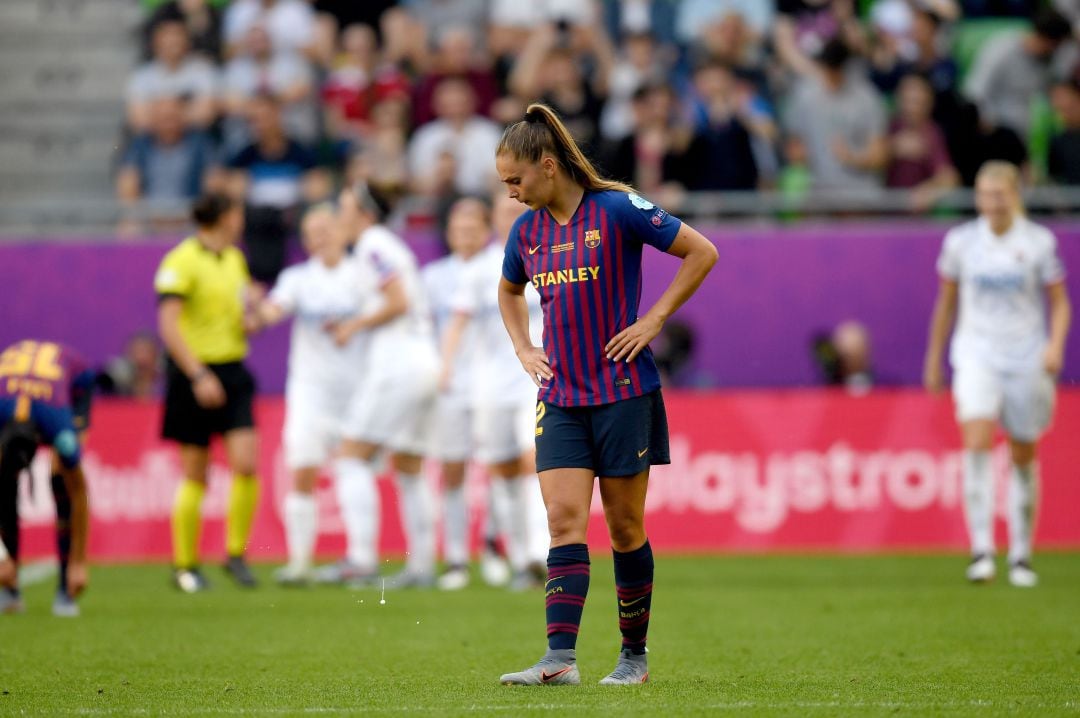 Martens se lamenta mientras las jugadoras del Olympique celebran uno de los cuatro goles