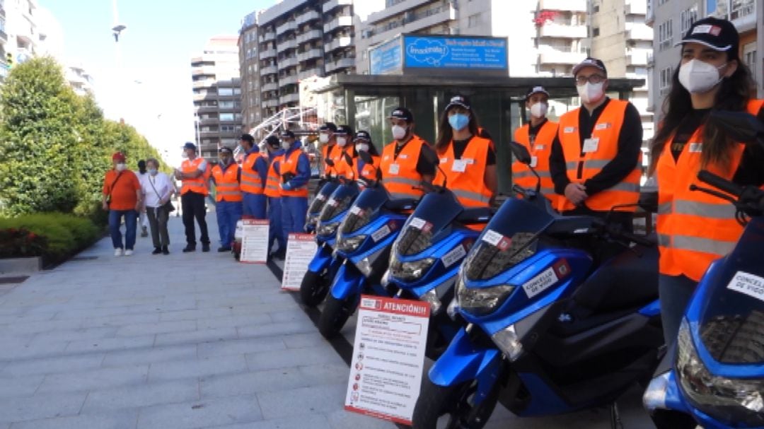 Los vigilantes posando con sus motos 