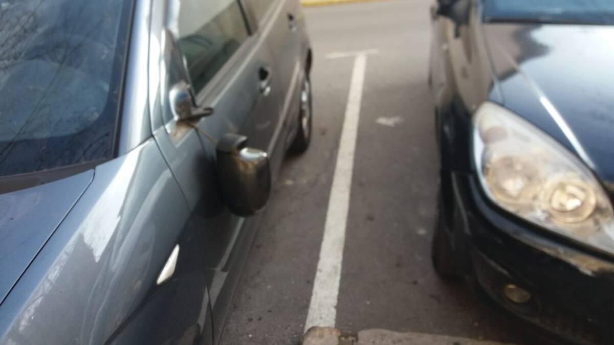 Casi una veintena de coches objeto de vandalismo y destrozos