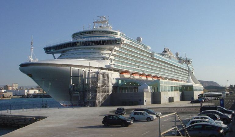 Imagen de archivo de un barco de crucero en el puerto