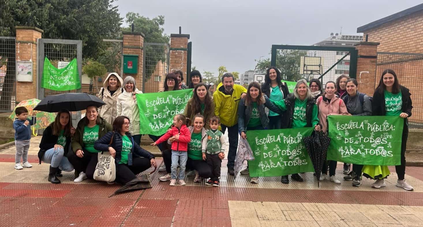 Concentración durante el paro en el Colegio Pedro J. Rubio de Huesca