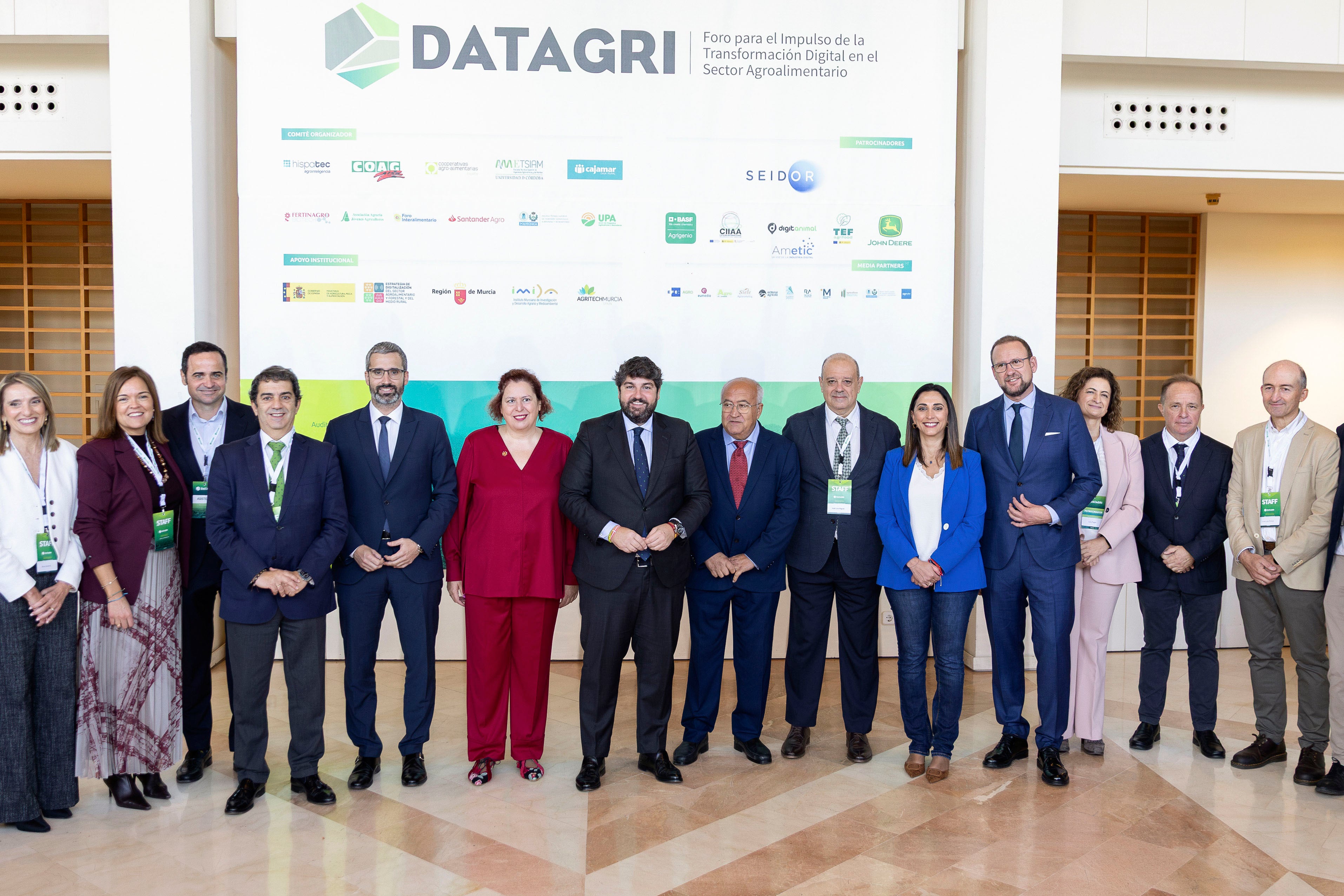 MURCIA, 12/11/2025.- El presidente de la Comunidad de Murcia Fernando López Miras (c), el presidente del foro Datagri José Luis Miguel (6d), la secretaria de Estado de Agricultura y Alimentación María Begoña García (6i), el delegado del gobierno en Murcia Francico Lucas (5i), la consejera de Agricultura de Murcia Sara Rubira (5d), posan parta la foto de familia, momentos del acto de inauguración del foro Datagri, que aborda la transformación digital agroalimentaria, este miércoles ee el Auditorio Víctor villegas de Murcia. EFE/Marcial Guillén