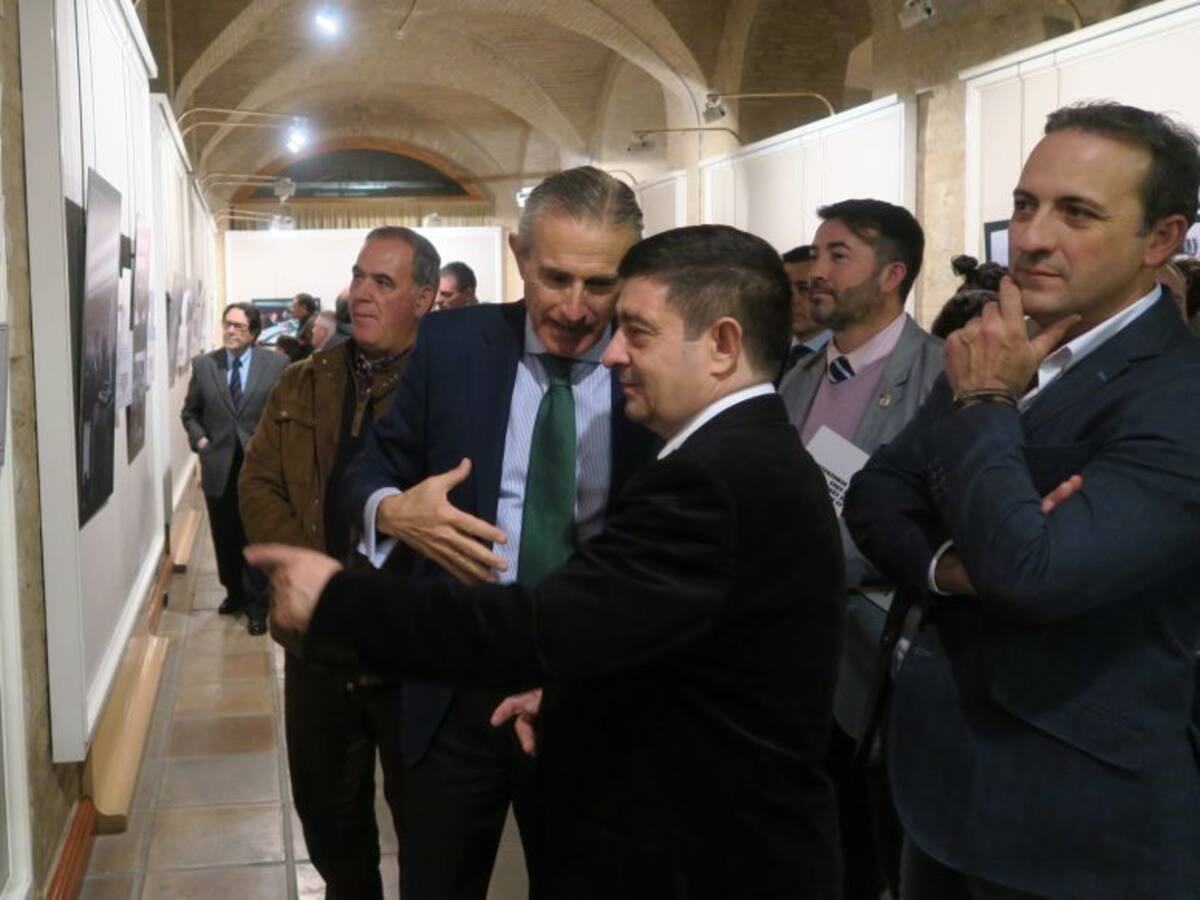 Una exposición para conmemorar los 40 años de ayuntamientos democráticos