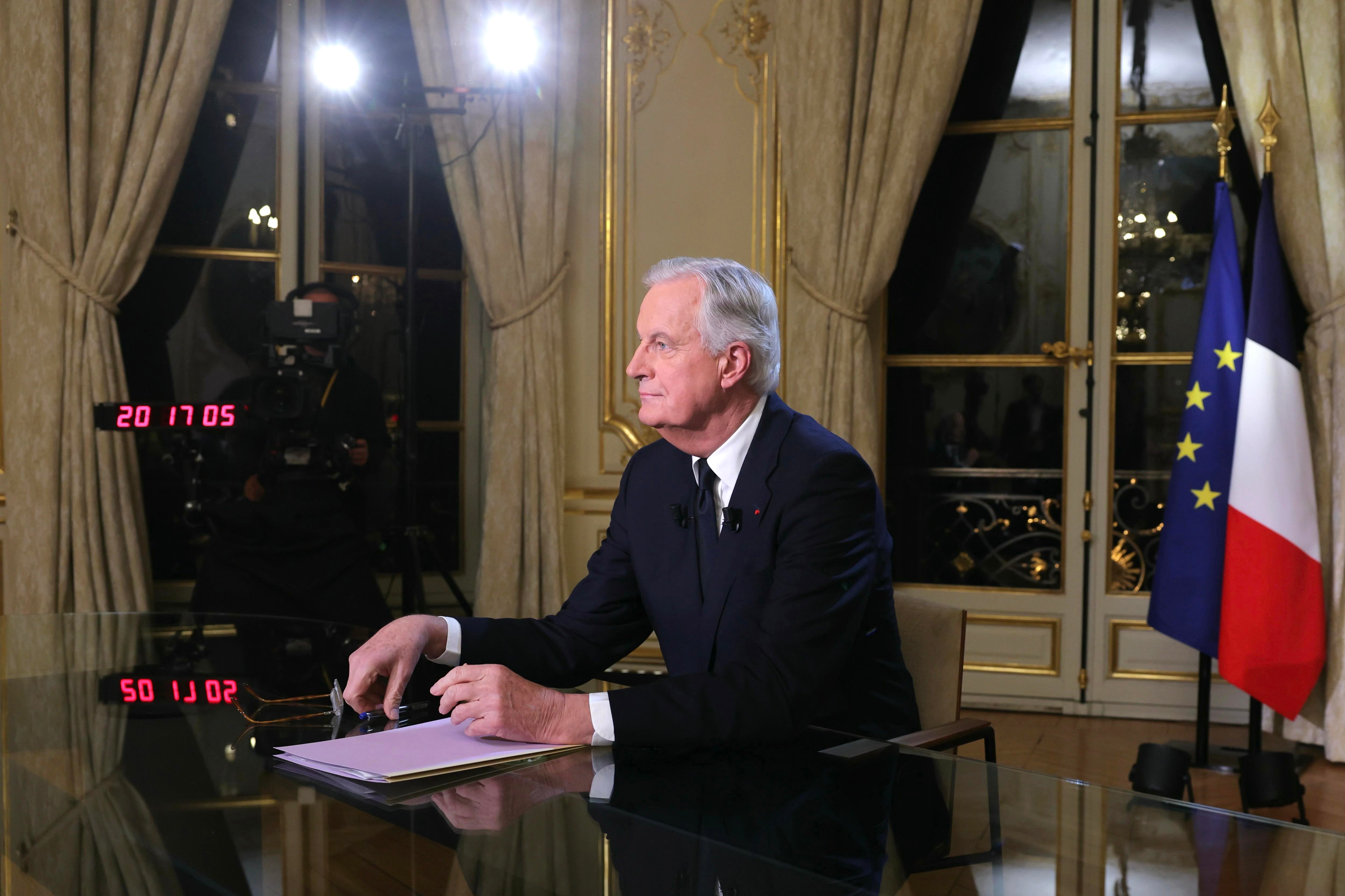 Imagen del primer ministro francés, Michel Barnier, antes de ser entrevistado en la televisión francesa