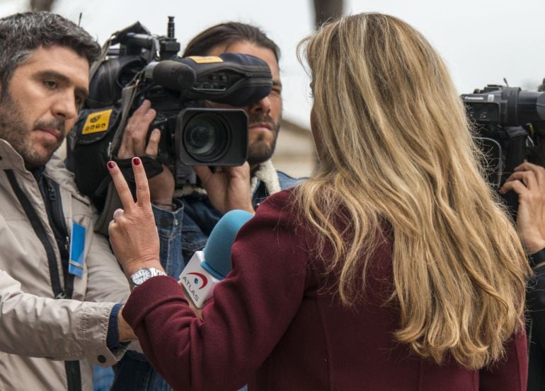 Virginia López Negrete, abogada de Manos Limpias, atiende a los medios a su llegada a la Escuela Balear de la Administración Pública (EBAP), donde continúa el juicio por el caso Nóos