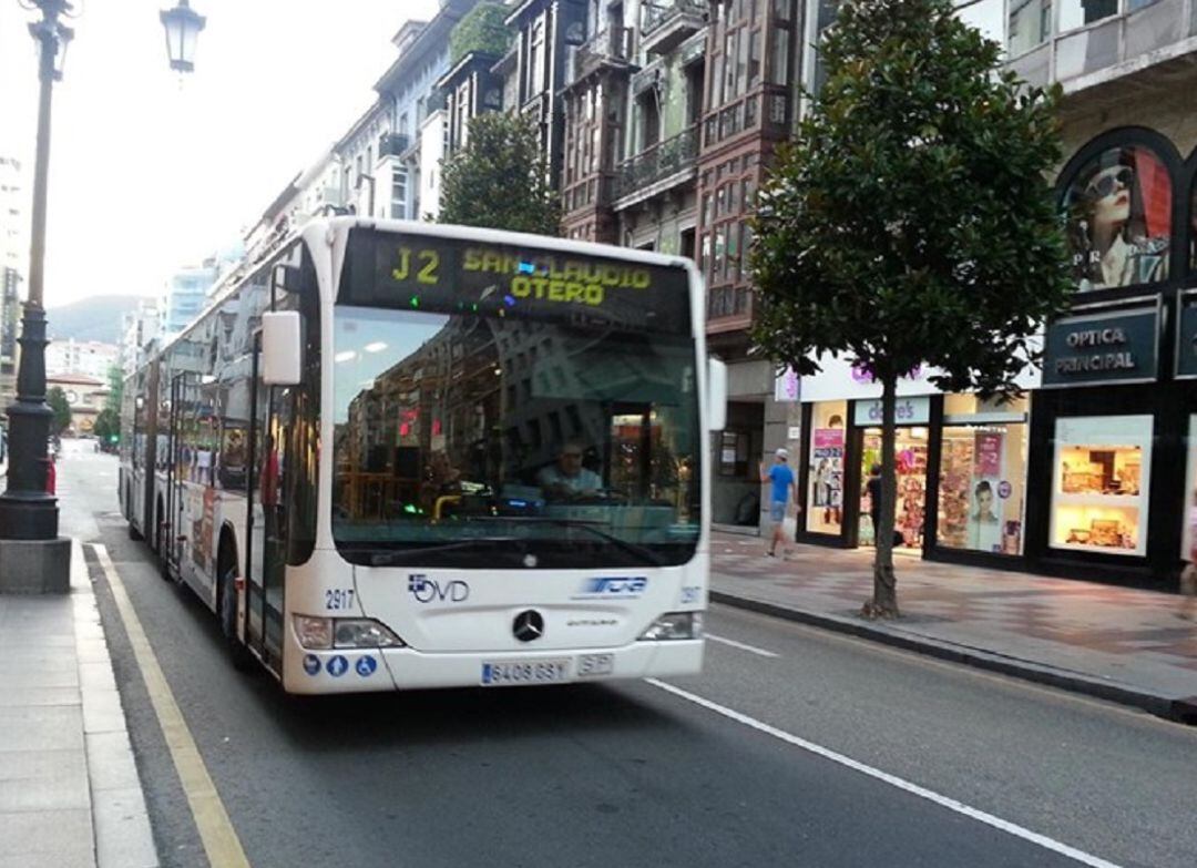 Autobús urbano circulando por la calle Uría de Oviedo.