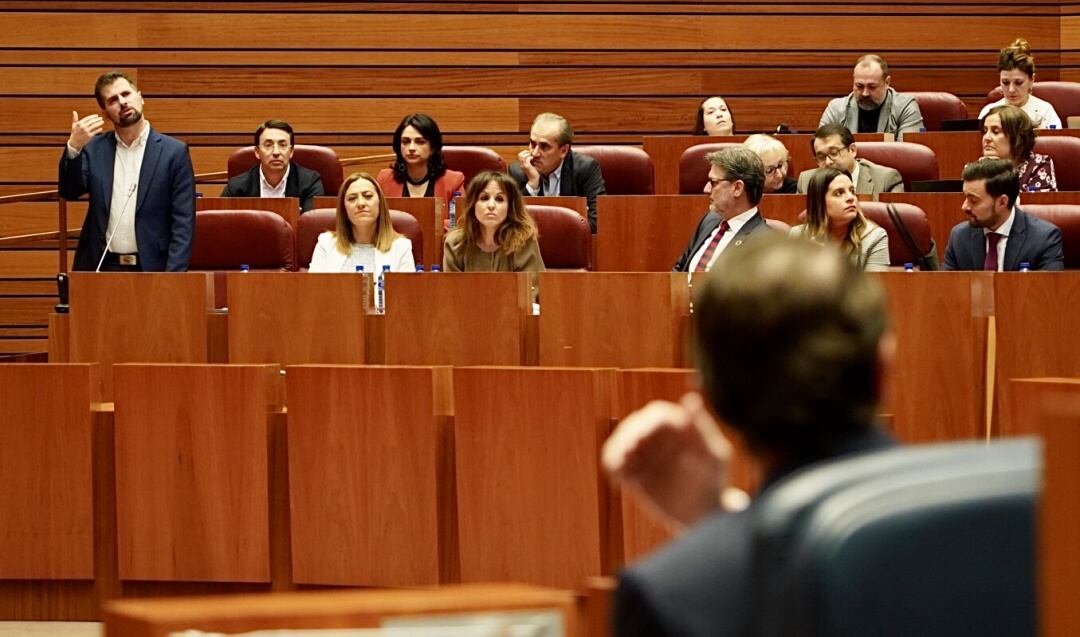 El presidente de la Junta, Alfonso Fernández Mañueco, escucha la intervención del portavoz socialista Luis Tudanca en el Pleno de las Cortes