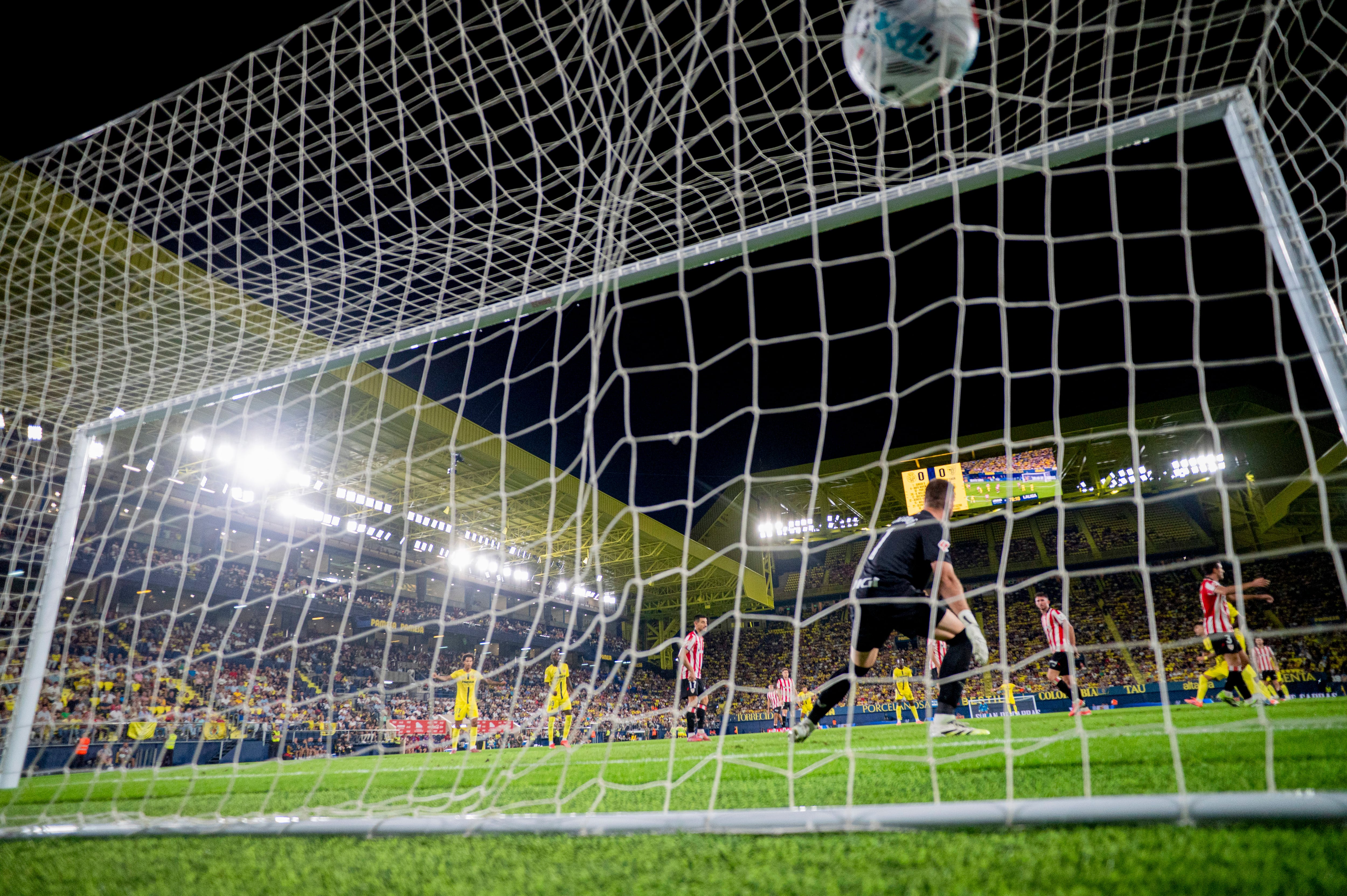 VILLARREAL, 27/09/2025.- El balón entra en la portería del Athletic Club en el gol que ha significado la victoria del Villarreal en el encuentro correspondiente a la jornada 7 de Laliga EA Sports que han disputado hoy sábado Villarreal y Athletic Club en el estadio de La Cerámica, en la localidad castellonense. EFE / Andreu Esteban.