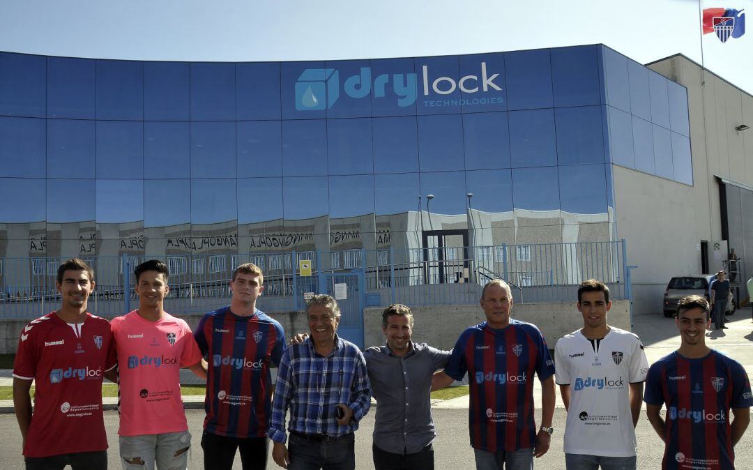 La presentación de las nuevas camisetas se realizó en la sede de Drylock en el polígono de Cuéllar