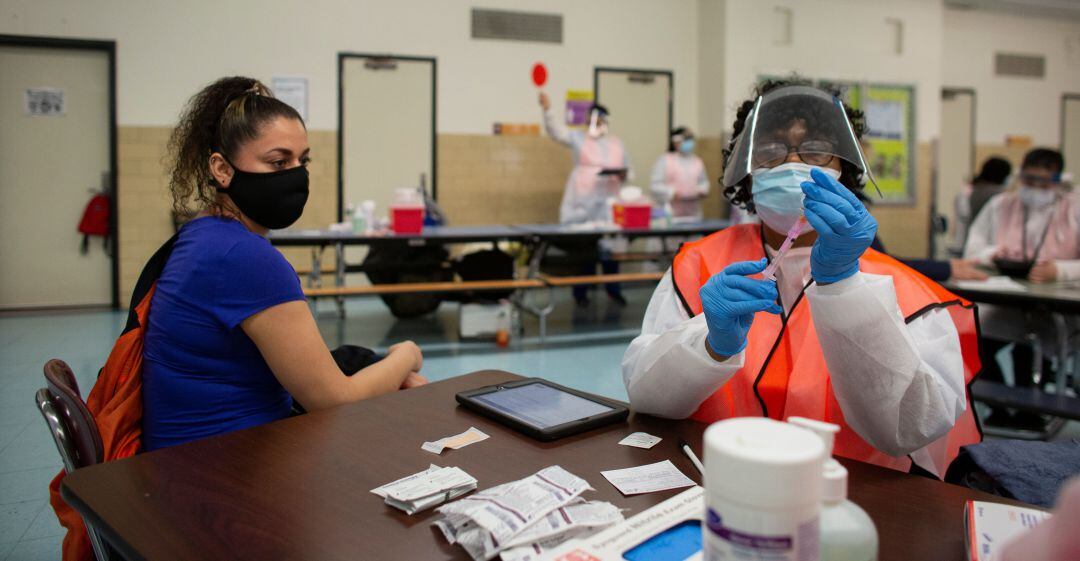 Una enfermera prepara una dosis de la vacuna de Moderna en Nueva York