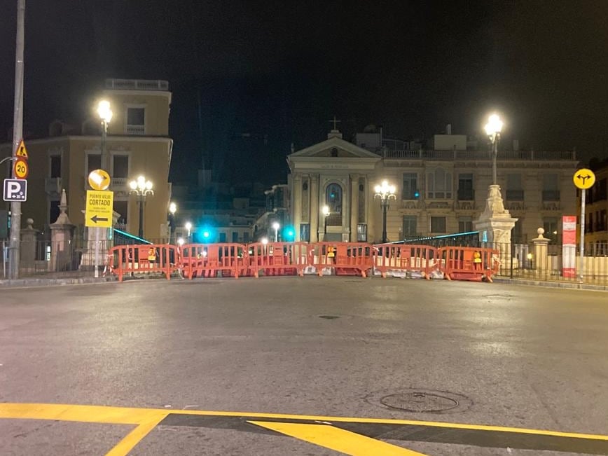 El Puente Viejo de Murcia permanece cortado ante el inicio de las obras del plan de movilidad en la zona