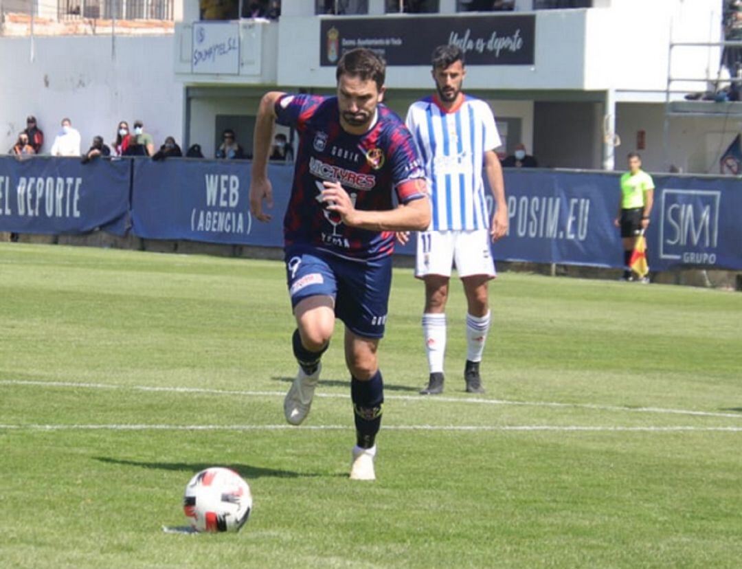 Iker Torre golpea el balón para anotar su gol de penalti