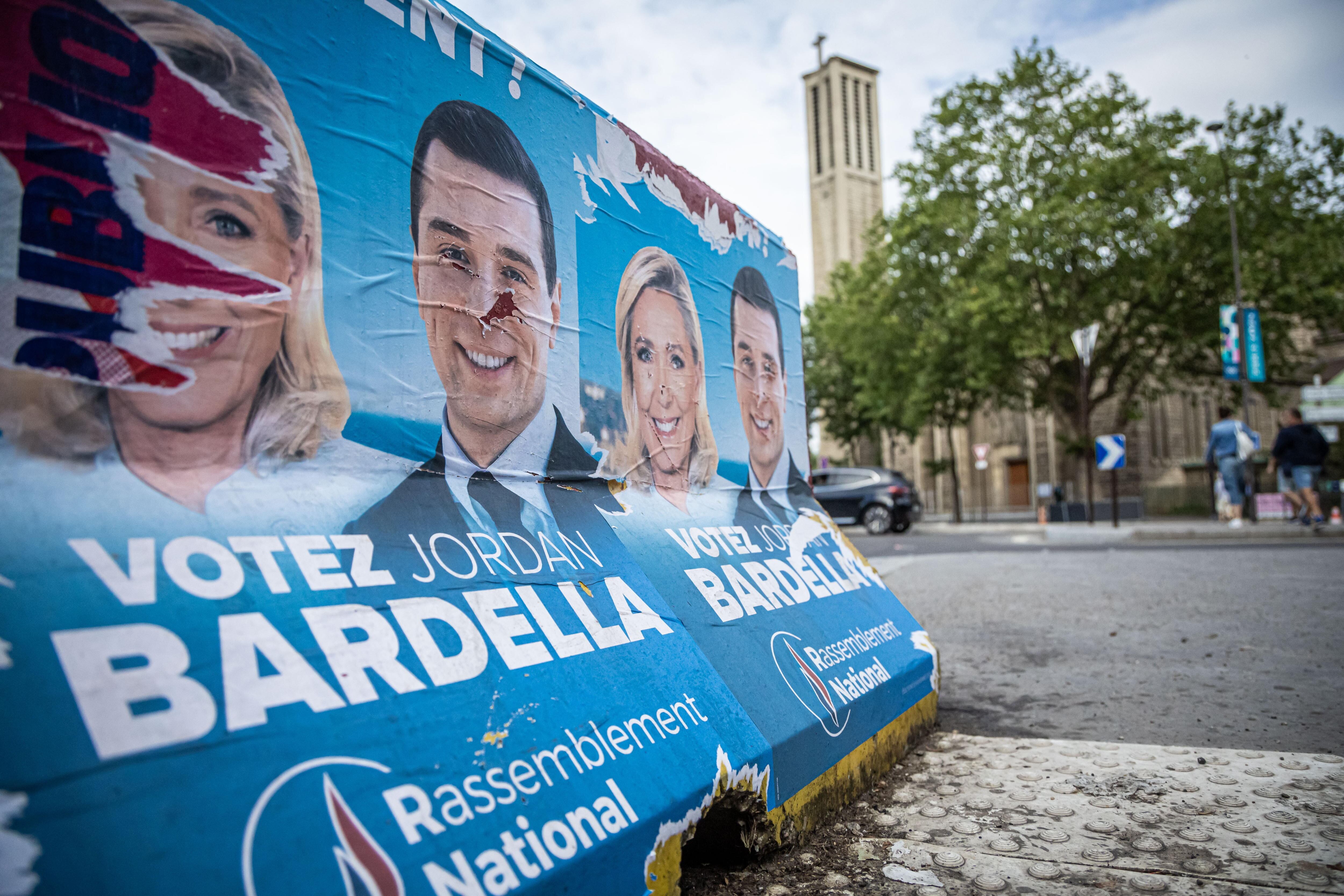 París (Francia), 08/07/2024.- Carteles electorales de Marine Le Pen y Jordan Bardella, del partido de extrema derecha &#039;Rassemblement National&#039;, cerca de la sede del partido un día después de su derrota en la segunda vuelta de las elecciones parlamentarias, en París, Francia, este lunes. Francia votó en la segunda vuelta de las elecciones legislativas el 07 de julio. Según los primeros resultados oficiales, el izquierdista Nuevo Frente Popular (Nouveau Front populaire, NFP) se impuso al partido del presidente Macron y al ultraderechista Agrupamiento Nacional (RN) de Le Pen. EFE/ Christophe Petit Tesson
