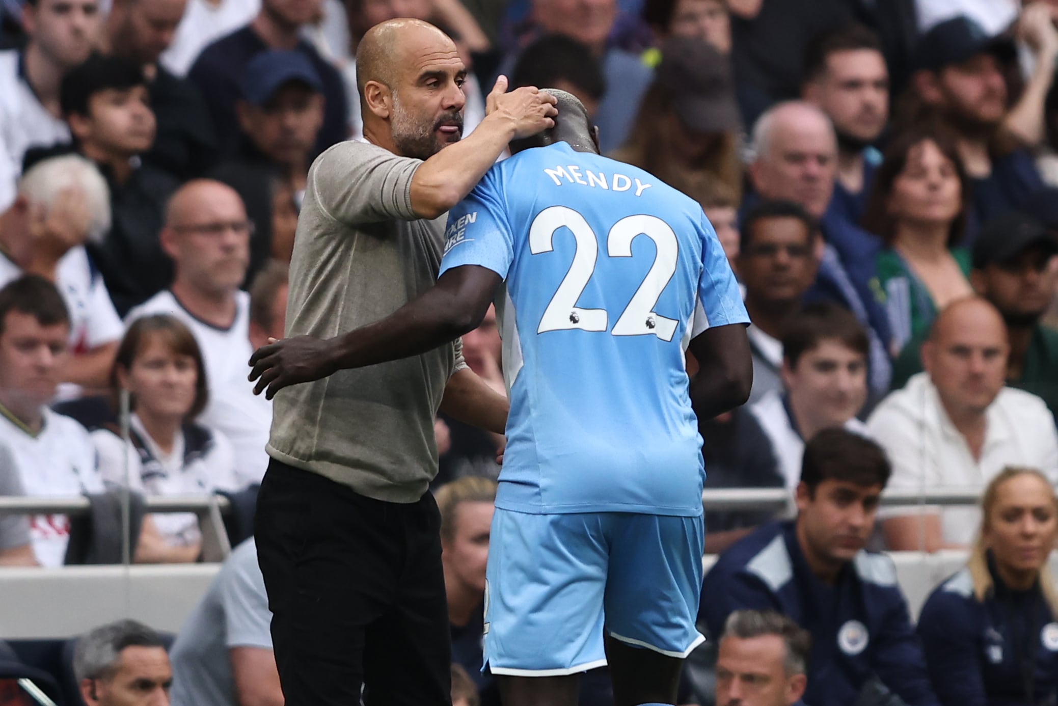 Pep Guardiola abraza a Benjamin Mendy en un encuentro entre el Manchester City y el Tottenham.