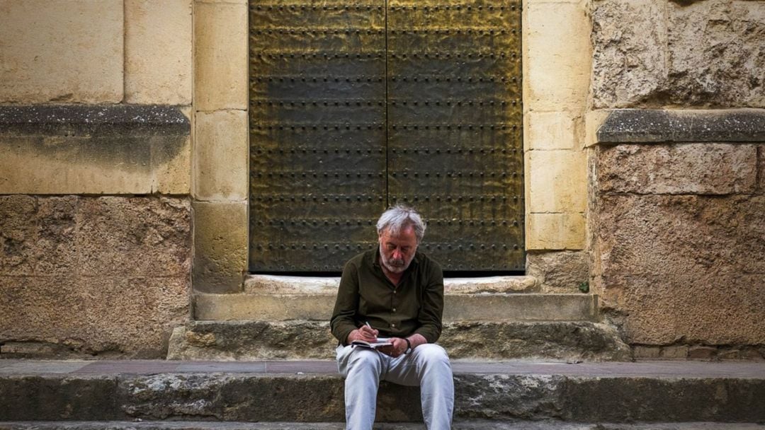 El escritor Julio Llamazares, en la fotografía que ilustra la portada de su libro en el exterior de La Mezquita de Córdoba. 