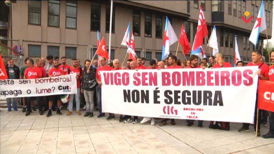Protesta de los bomberos de Vigo ante los juzgados de la ciudad, donde está la inspección de trabajo