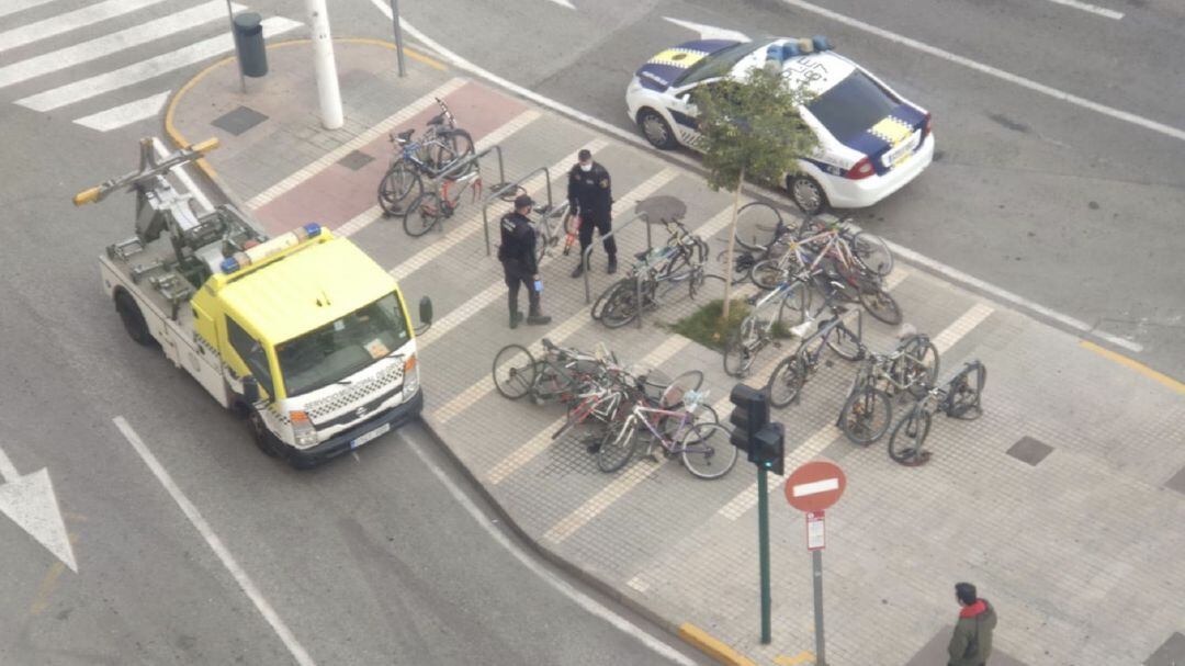 Policía Local de Elche durante la incautación de bicicletas