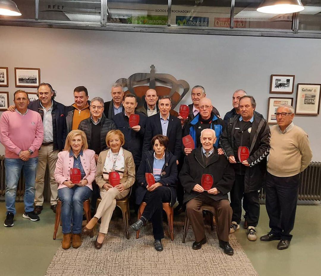Foto de familia con los dirigentes de la Cultural y los reconocidos presidente del fútbol leonés
