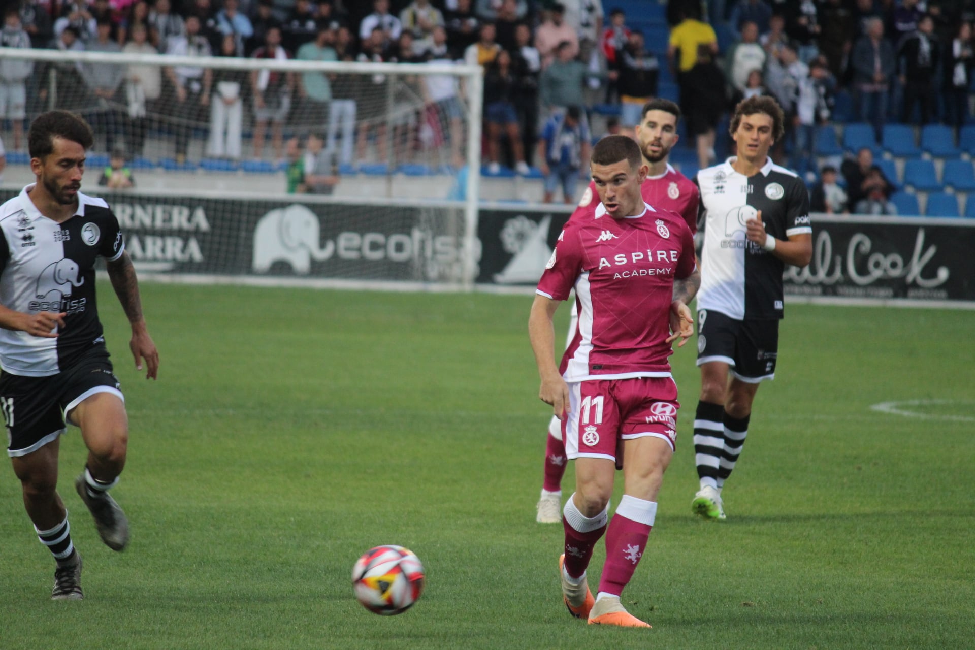 Samanes realiza un pase durante un partido / Isaac Llamazares.