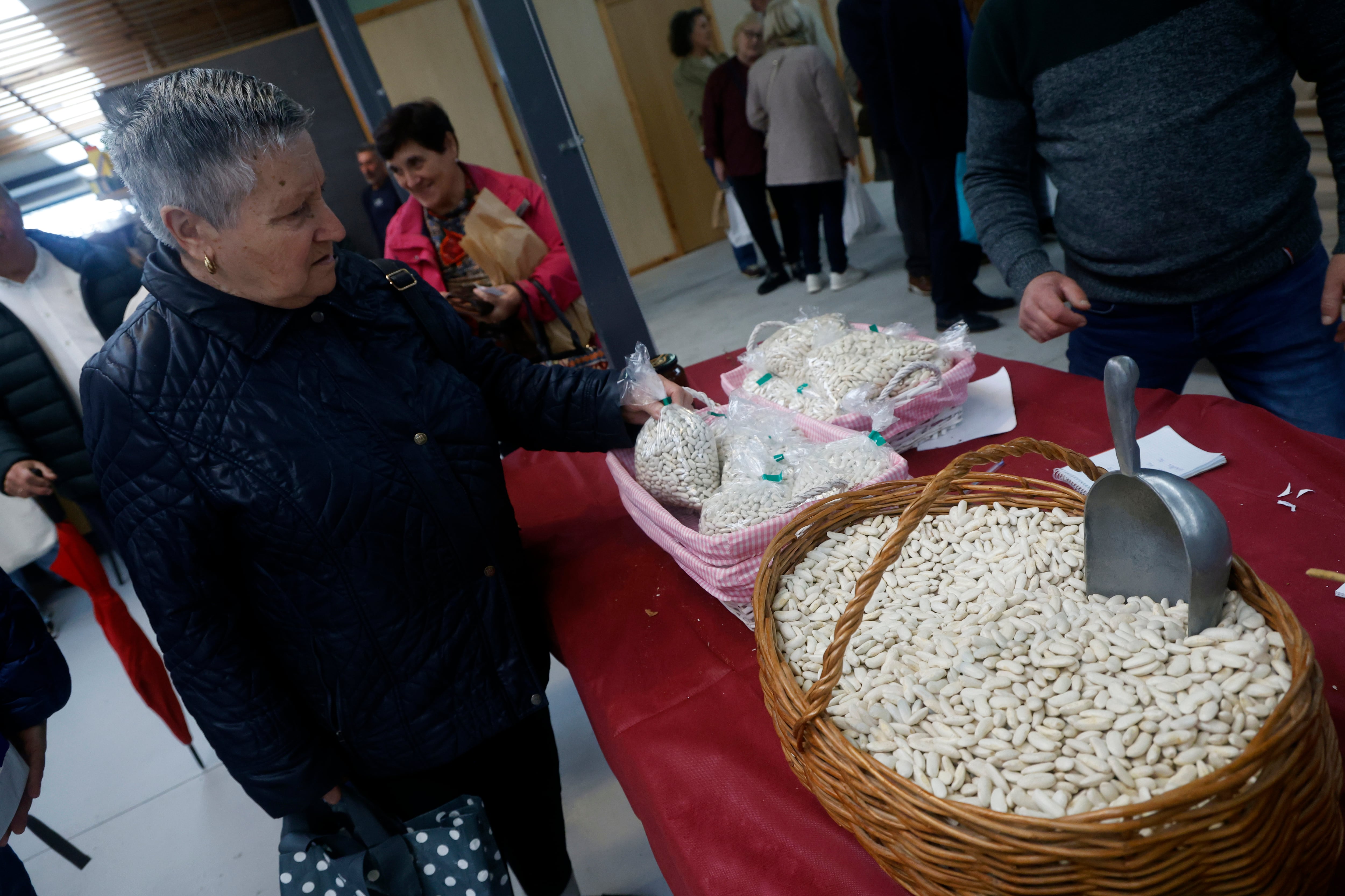 Moeche festeja uno de sus productos tradicionales, las habas, en una feria donde reivindica su valor como una de las cunas de este alimento en Galicia (foto: Kiko Delgado / EFE)