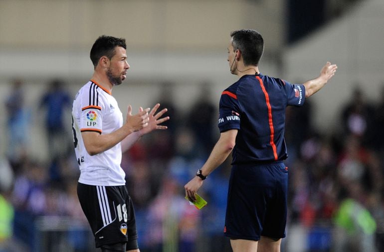 MADRID, SPAIN - MARCH 08:  Referee Jaime Latre sends off Javi Fuego of Valencia CF during the Lia Liga match between Club Atletico de Madrid and Valencia CF at Vicente Calderon Stadium on March 8, 2015 in Madrid, Spain.  (Photo by Denis Doyle/Getty Images)