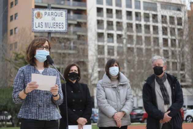 La concejala de Igualdad, María Antoñanzas, durante la inauguración del Parque de las Mujeres en el entorno de La Azucarera