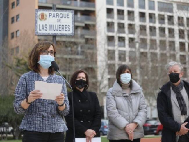La concejala de Igualdad, María Antoñanzas, durante la inauguración del Parque de las Mujeres en el entorno de La Azucarera