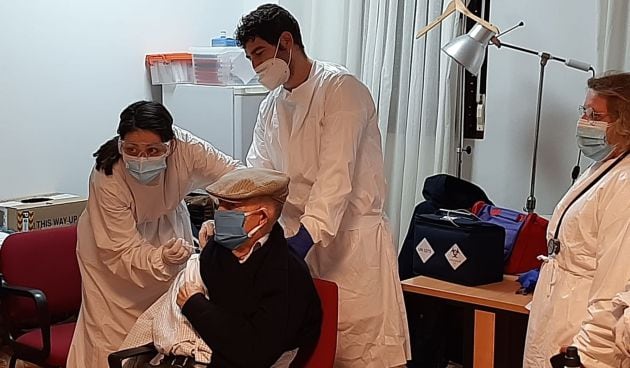 Imagen del primer vacunado en la gerencia de Valdepeñas