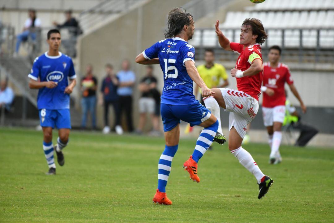 Chumbi pelea un balón contra Lolo Guerrero en el Real Murcia-San Fernando