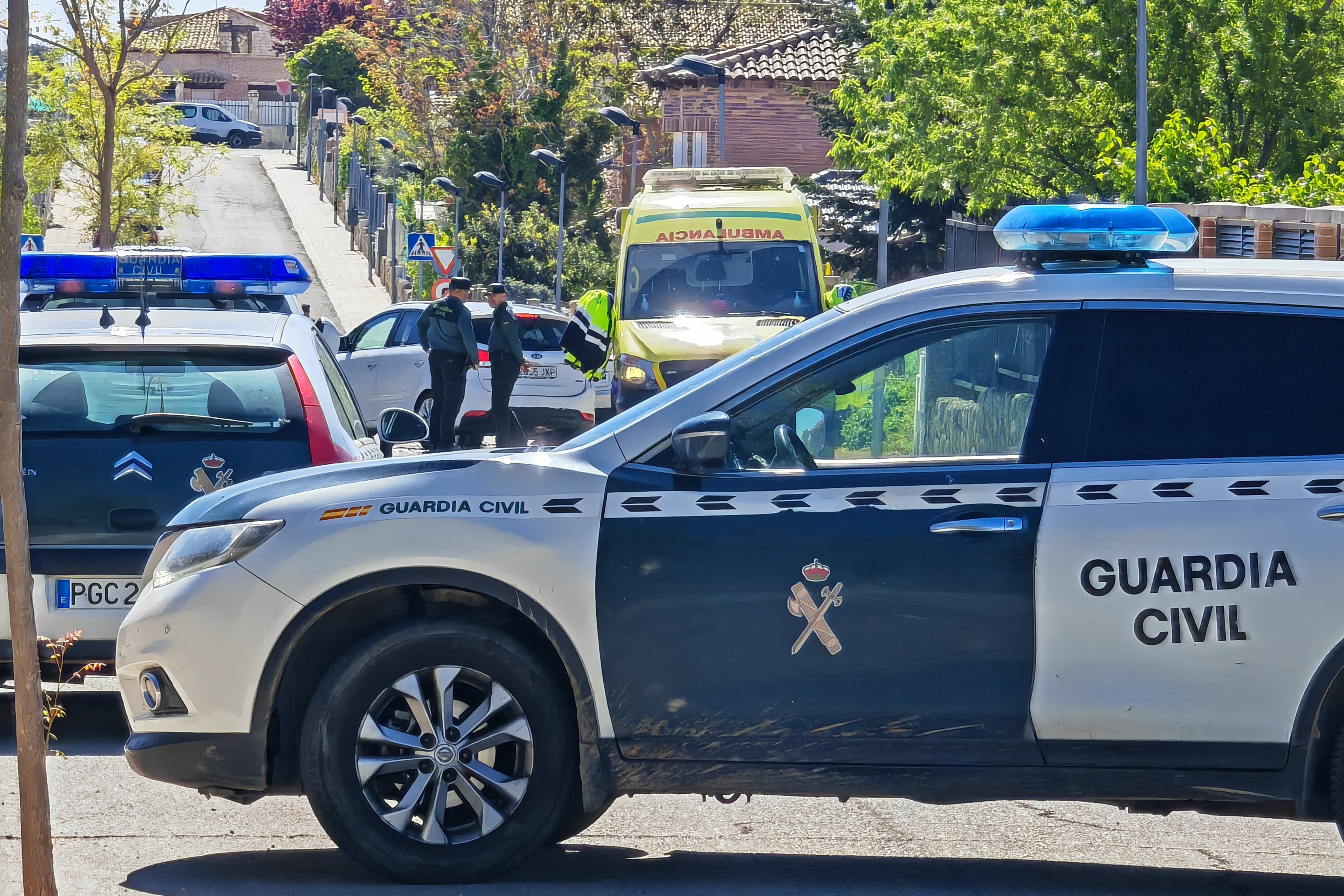 Agentes de la Guardia Civil controlan la entrada la urbanización Medina Azahara en la localidad de Chiloeches tras el crimen de un matrimonio y su hija el pasado mes de abril