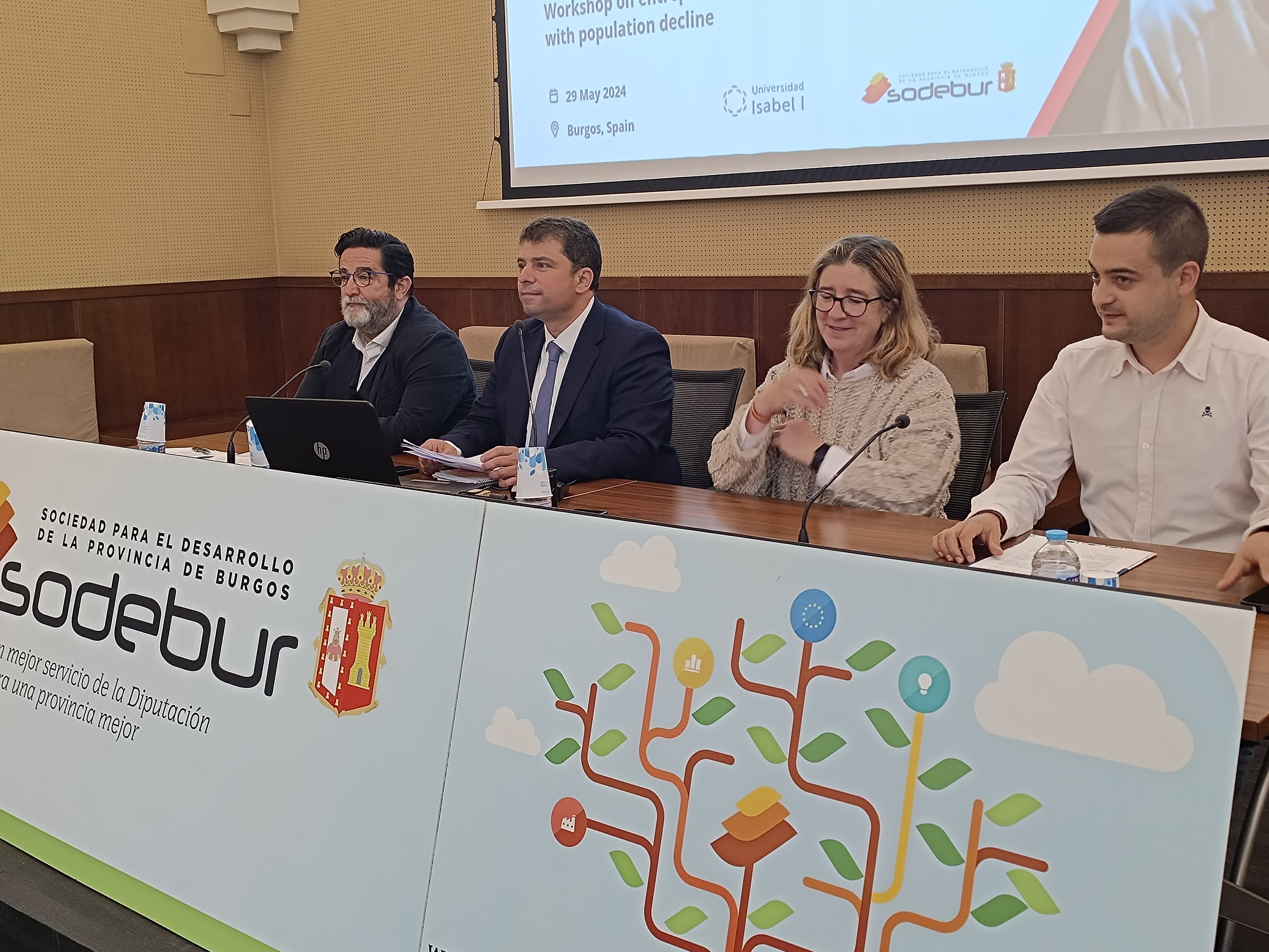 De izda a dcha: el director del CEEI, José Vicente Orden, el presidente de Sodebur, Carlos Gallo, la diputada de Reto Demográfico, Susana Díez y el delegado de la Universidad Isabel I, Román Pascual