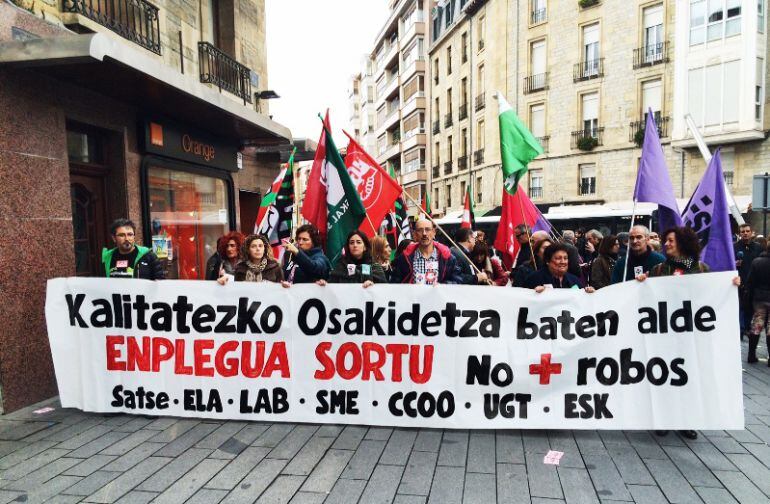 Manifestación por el centro de Vitoria por la huelga en Osakidetza