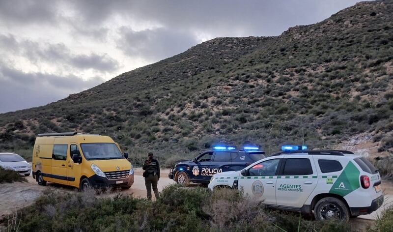 La masificación de autocaravanas obliga a desalojar y cerrar áreas de aparcamiento en Cabo de Gata-Níjar.