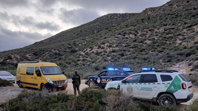 La masificación de autocaravanas obliga a desalojar y cerrar áreas de aparcamiento en Cabo de Gata-Níjar.