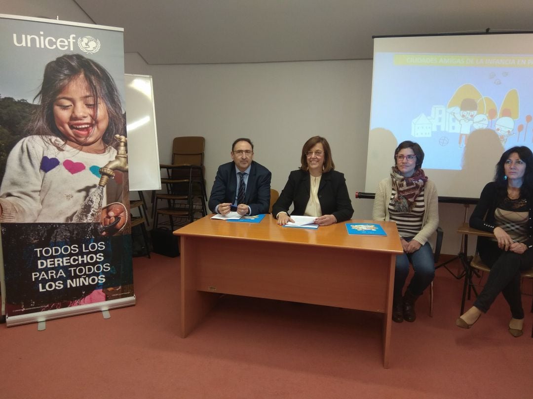 Alfonso Polanco, alcalde de Palencia, Ángeles Armisén, presidenta de la Diputación, Rocío Gutiérrez, coordinadora de Unicef CYL y Mercedes Cófreces de Unicef Palencia