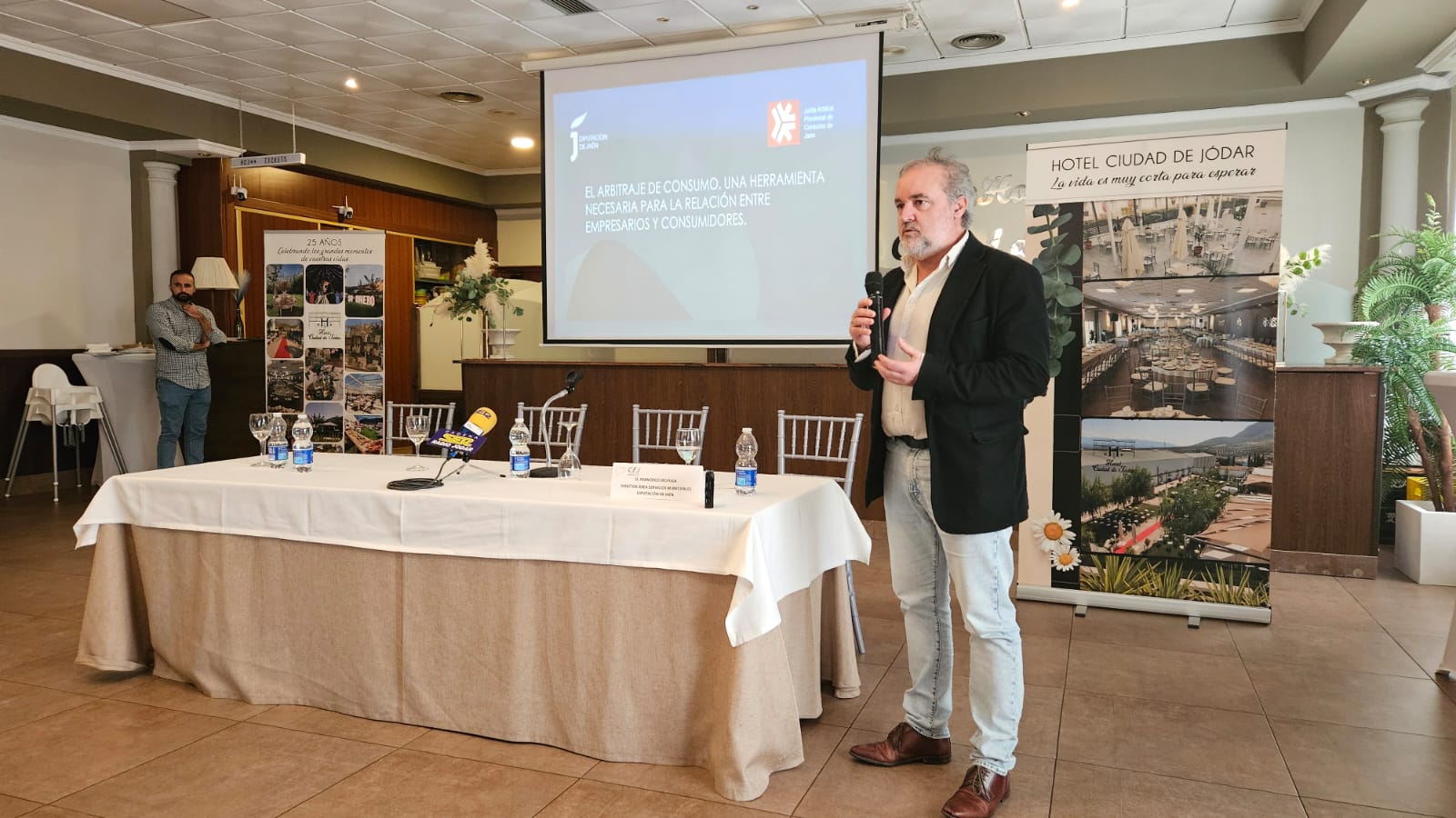 El director del área de Servicios Municipales de la Diputación Provincial de Jaén, Francisco Lechuga, impartiendo la ponencia