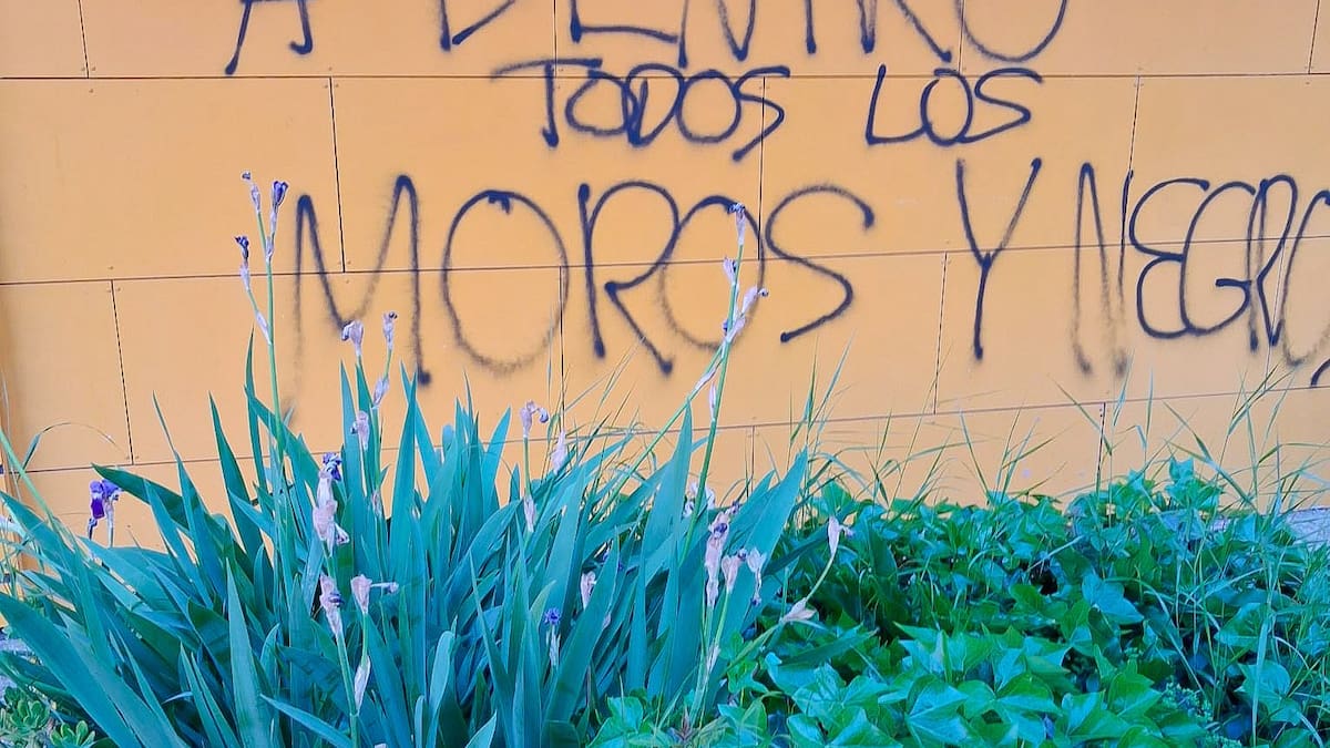 Pintadas racistas en la sede del PSOE de Salamanca tras la regularización de migrantes